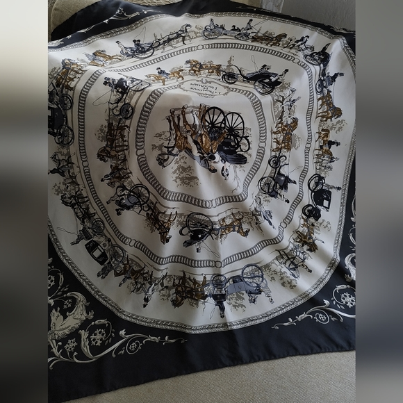 Hermes La Promenade de Longchamps Scarf - Picture 2 of 13